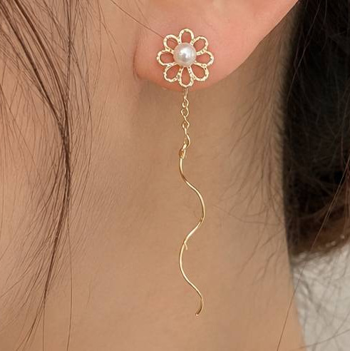 گوشواره طلا 18 عیار کرلی گل برگی و مرواریدی اقساط